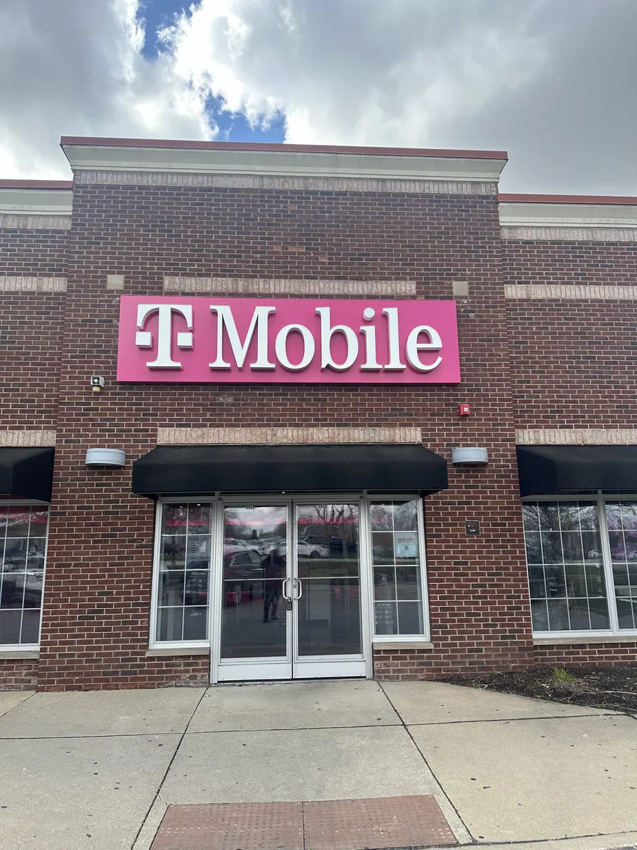 Foto del exterior de la tienda T-Mobile en Jefferson Street & Caterpillar, Joliet, IL