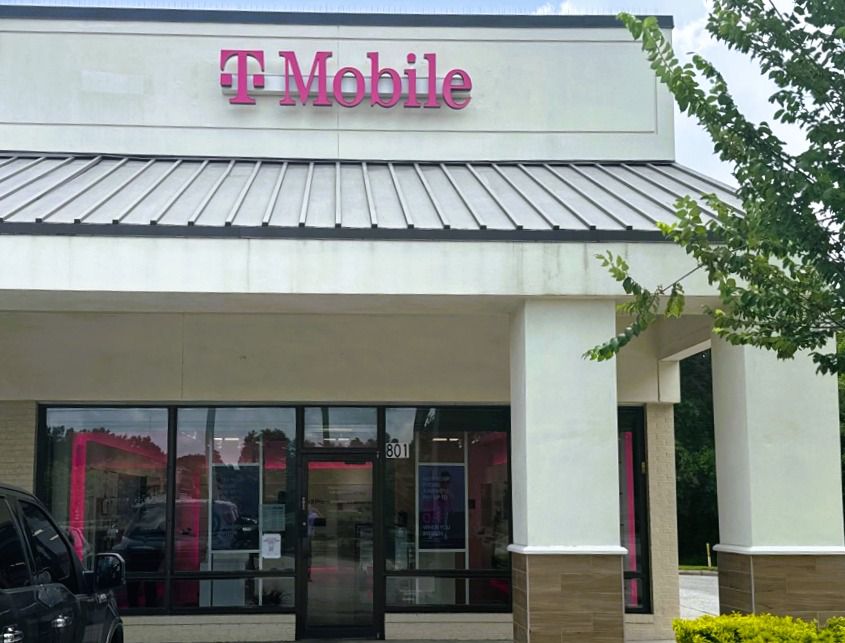 Exterior photo of T-Mobile Store at Bloomingdale & Bell Shoals Rd, Brandon, FL
