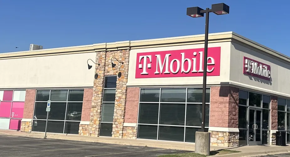  Exterior photo of T-Mobile Store at Hwy 287 & N Little School Rd, Arlington, TX 