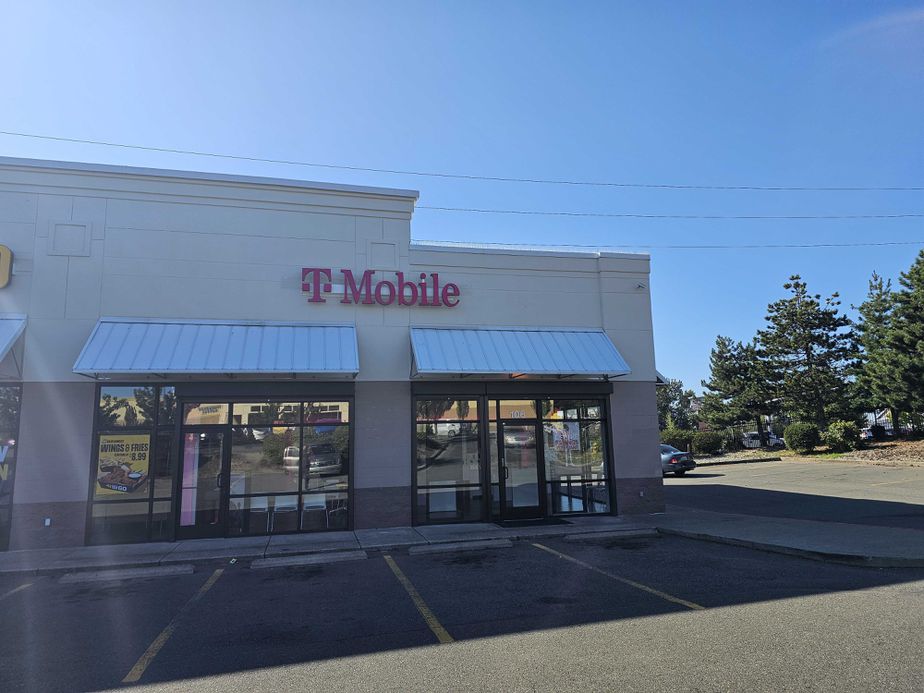 Exterior photo of T-Mobile Store at Pacific Hwy S & S 252nd St, Kent, WA