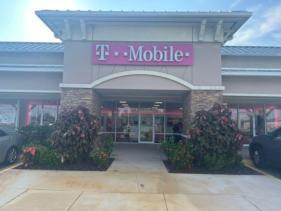Exterior photo of T-Mobile Store at Peachland Blvd & Veterans Blvd, Port Charlotte, FL