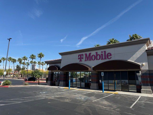 Foto del exterior de la tienda T-Mobile en Rainbow & Lake Mead, Las Vegas, NV