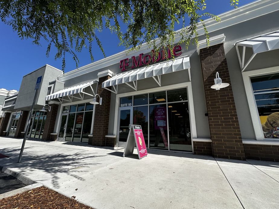 Exterior photo of T-Mobile Store at Newberry & 140th, Newberry, FL