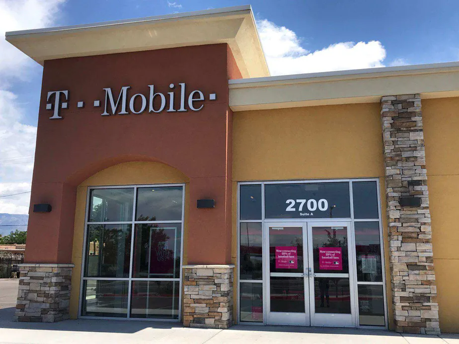  Exterior photo of T-Mobile store at Carlisle & Phoenix, Albuquerque, NM 