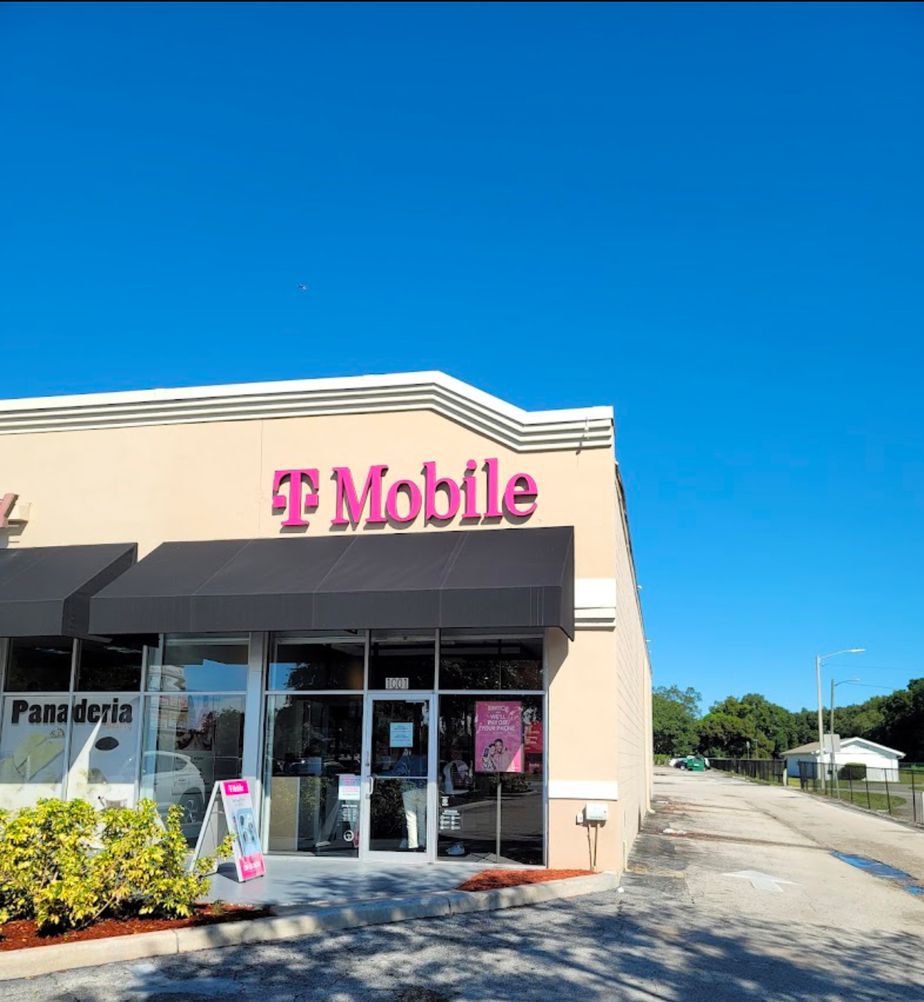 Exterior photo of T-Mobile Store at Kissimmee Korners, Kissimmee, FL