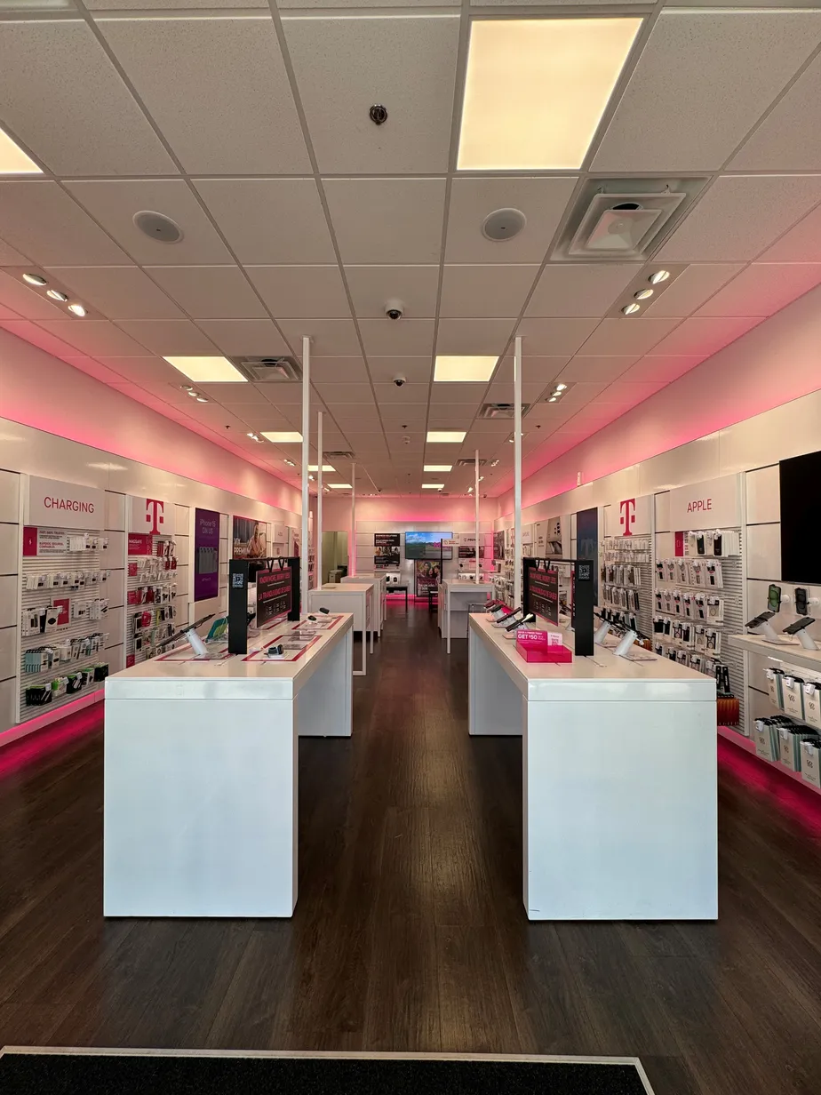 Foto del interior de la tienda T-Mobile en Century Plaza, Orlando, FL