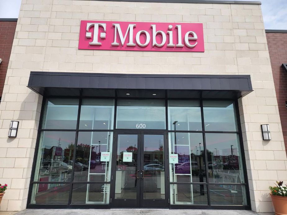 Exterior photo of T-Mobile Store at Veterans Pkwy, Clarksville, IN