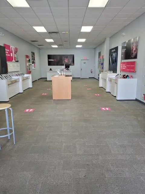 Foto del interior de la tienda T-Mobile en E Hanes Mill Rd & Summit Square Blvd, Winston Salem, NC