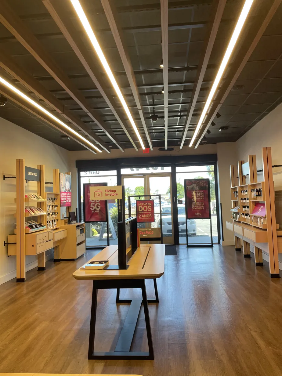 Foto del interior de la tienda T-Mobile en Long Beach Blvd & Alma Ave, Lynwood, CA