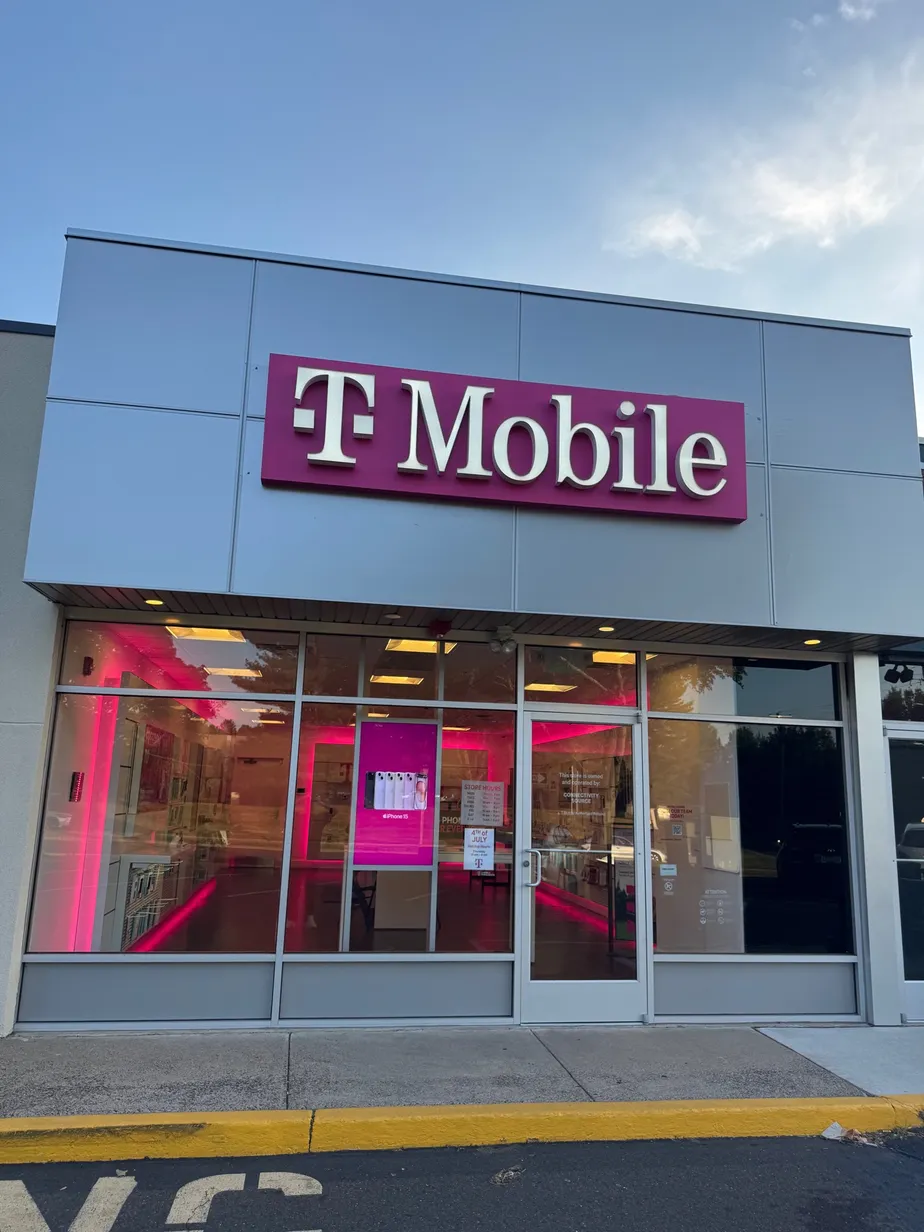  Exterior photo of T-Mobile Store at Summit Trace & Newtown Bypass, Langhorne, PA 