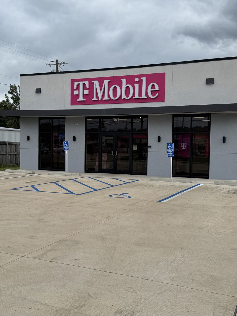 Exterior photo of T-Mobile Store at US 45 & 14th Ave N, Columbus, MS