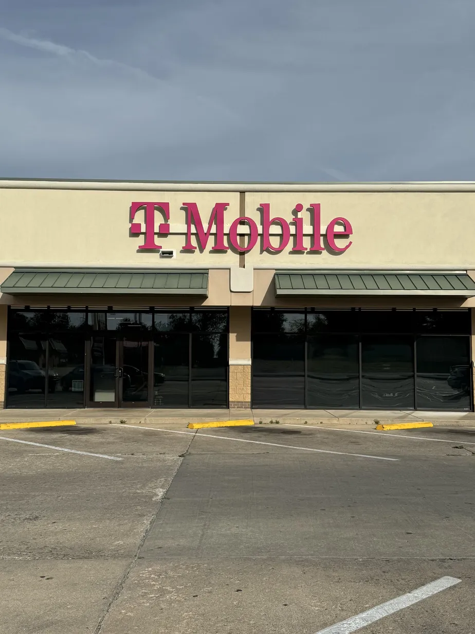  Exterior photo of T-Mobile Store at N Main St & W Miami Blvd, Miami, OK 