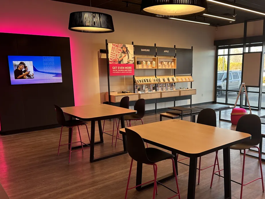  Interior photo of T-Mobile Store at Crooks & Ann, Kaukauna, WI 