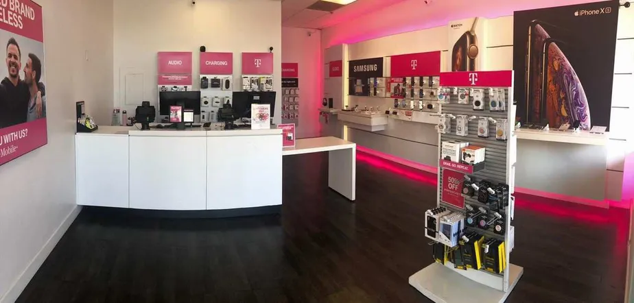 Foto del interior de la tienda T-Mobile en Mira Mesa Blvd & Camino Ruiz, San Diego, CA