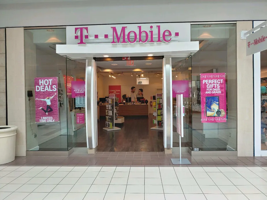 Foto del exterior de la tienda T-Mobile en Neshaminy Mall 4, Bensalem, PA