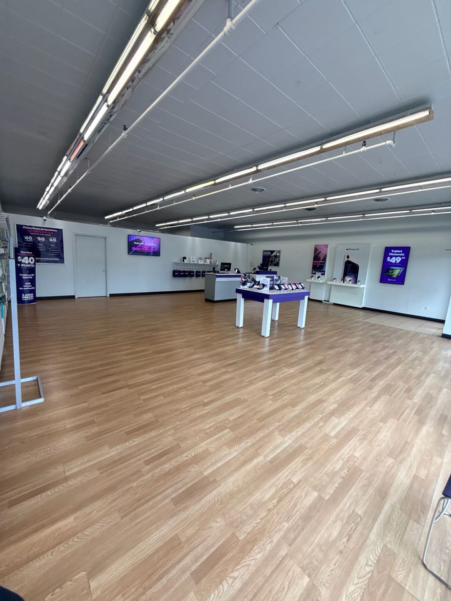 Metro by T-Mobile 800 W Lewis St - 800 W Lewis St 