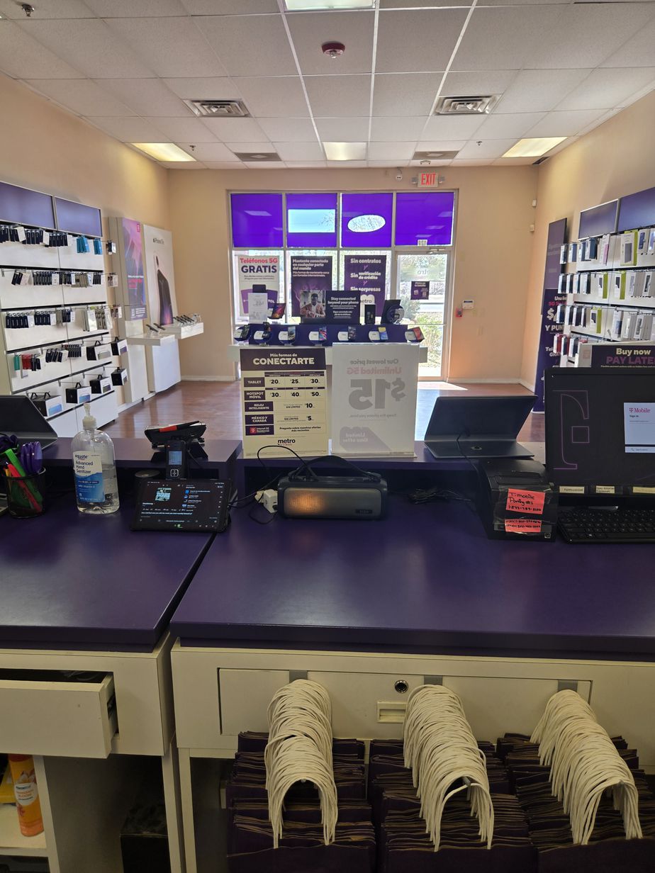 Metro by T-Mobile 9895 Alameda Ave - 9895 Alameda Ave 