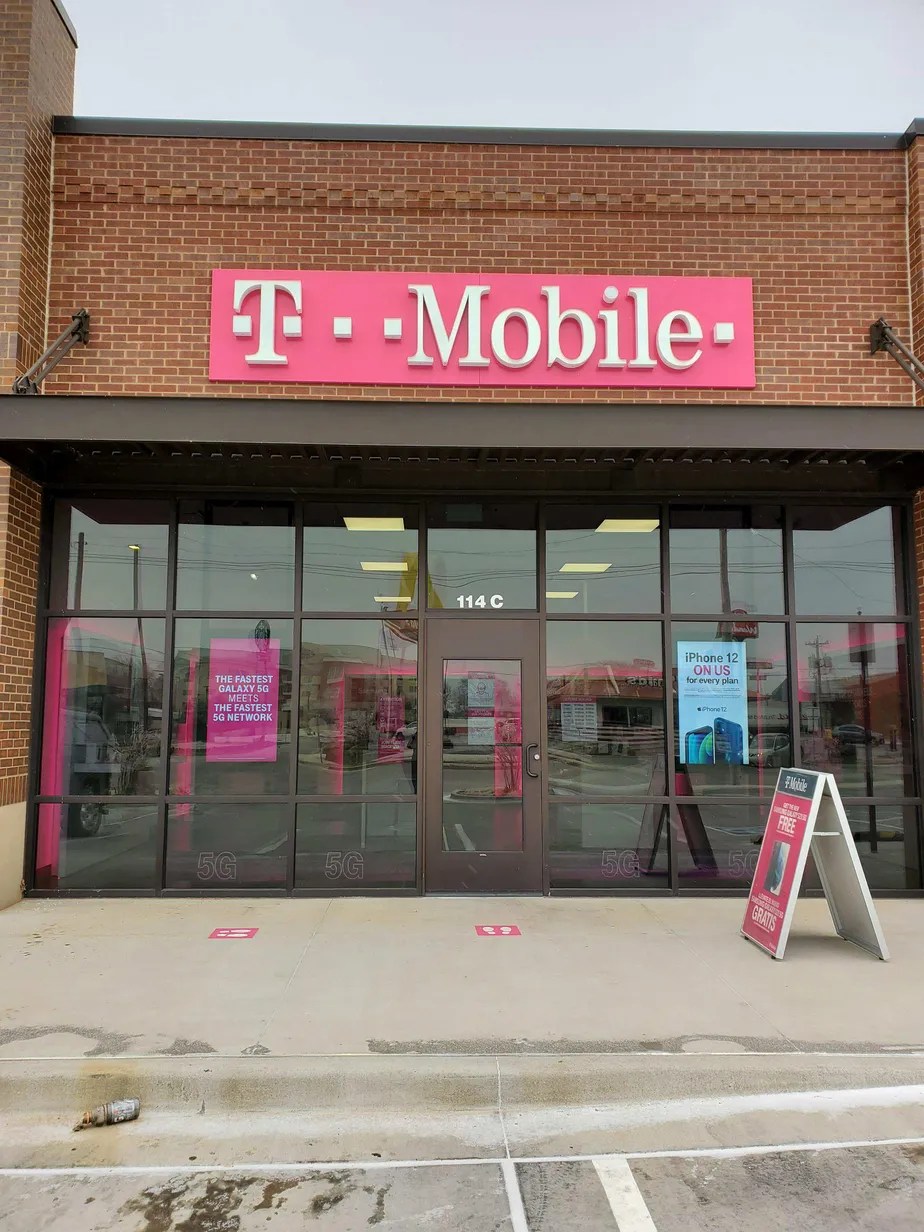 Exterior photo of T-Mobile store at Washington & Main, Weatherford, OK