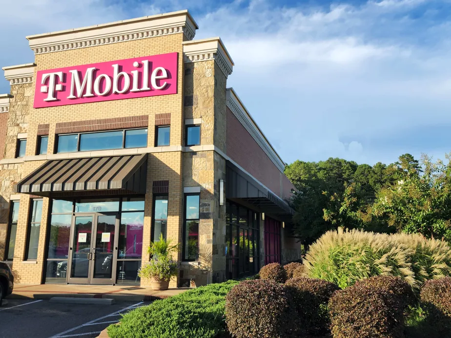 Exterior photo of T-Mobile Store at Chenal Pkwy & Kanis Rd, Little Rock, AR
