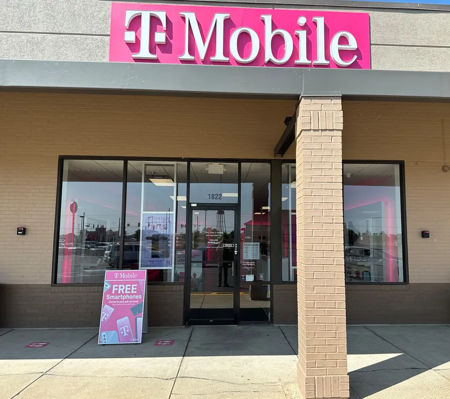  Exterior photo of T-Mobile Store at State Rd 44 & Duran Dr, Shelbyville, IN 