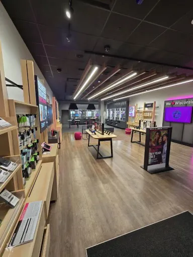 Foto del interior de la tienda T-Mobile en 77th St & 76th St, Pleasant Prairie, WI