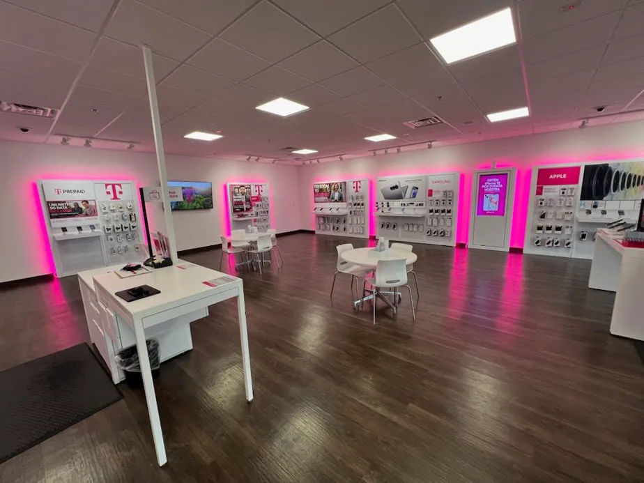  Interior photo of T-Mobile Store at US 82 & Faisonia Ave, Indianola, MS 