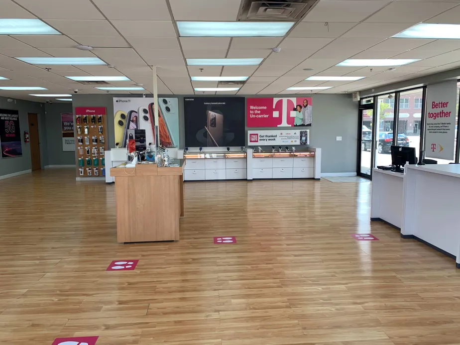 Foto del interior de la tienda T-Mobile en E Aurora Rd & Church St, Twinsburg, OH