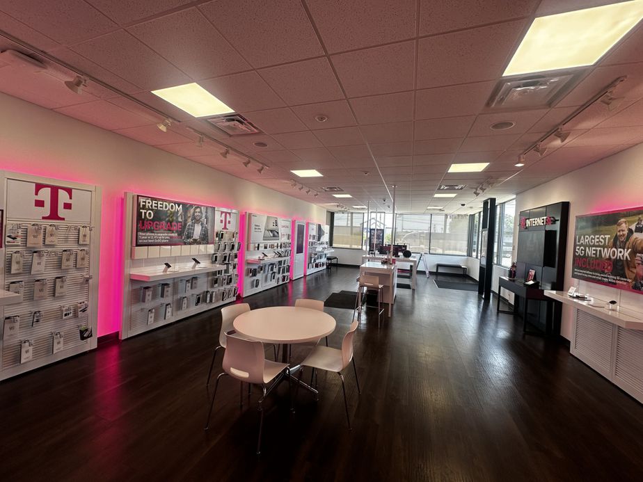 Interior photo of T-Mobile Store at N Davis Ave & Industrial Pwky, Cleveland, MS