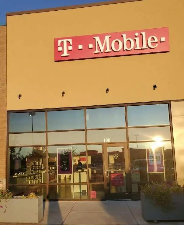Foto del exterior de la tienda T-Mobile en Gateway Mall, Springfield, OR