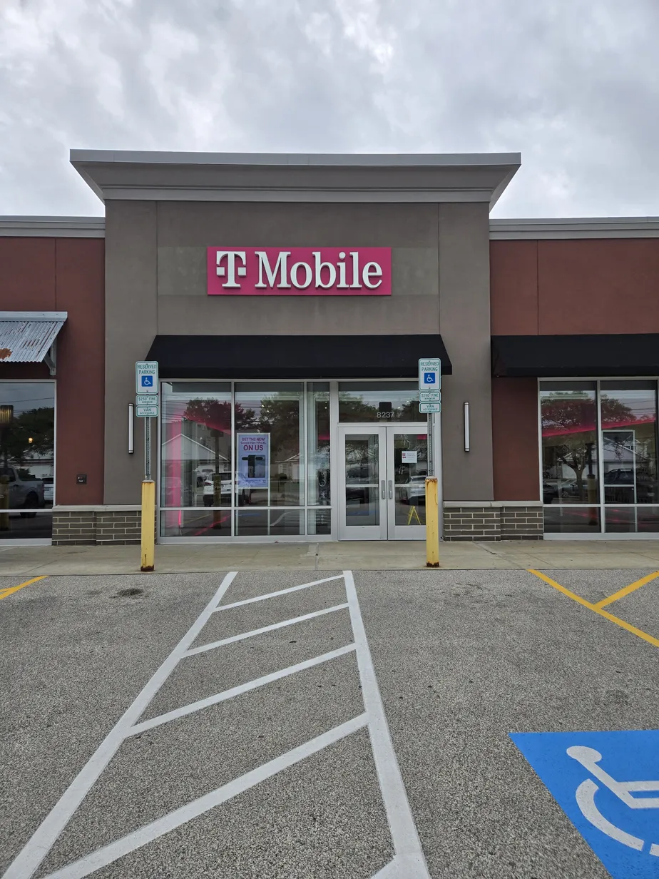  Exterior photo of T-Mobile Store at The Shoppes At Parma, Parma, OH 