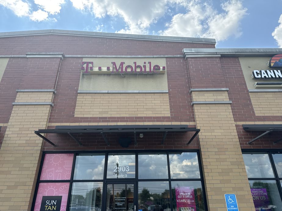  Exterior photo of T-Mobile Store at East 10th Street, Jeffersonville, IN 