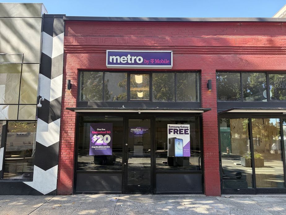 Metro by T-Mobile 431 NW Broadway - 431 NW Broadway