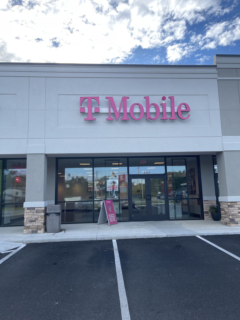 Exterior photo of T-Mobile Store at Brandt Pike & Fishburg Rd, Huber Heights, OH