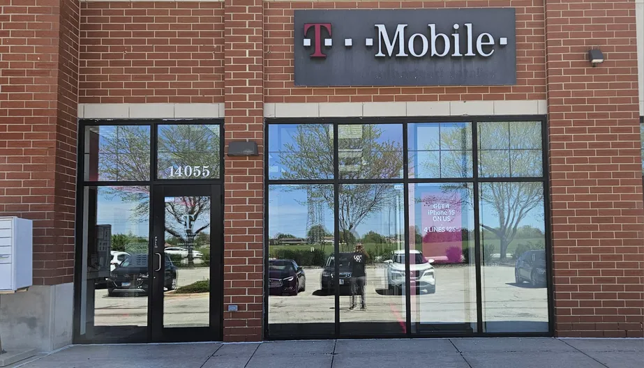  Interior photo of T-Mobile Store at Bell Rd & 143rd, Homer Glen, IL 