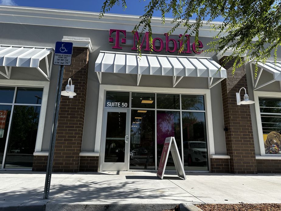 Exterior photo of T-Mobile Store at Newberry & 140th, Newberry, FL