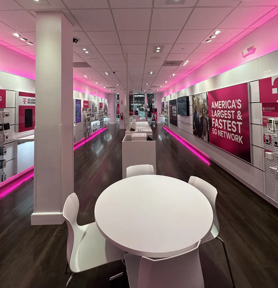 Foto del interior de la tienda T-Mobile en Robinson Mall, Pittsburgh, PA