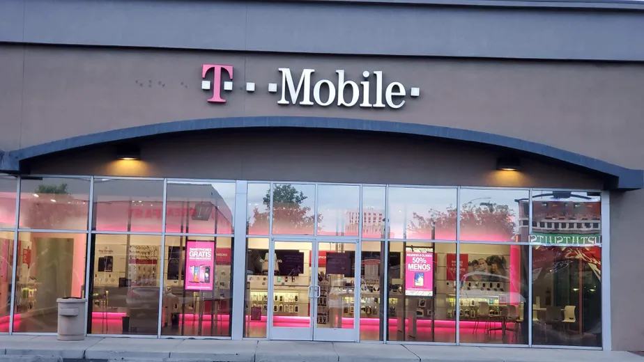 Exterior photo of T-Mobile store at San Mateo Blvd & Lomas Blvd, Albuquerque, NM