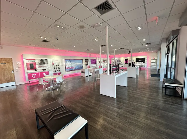 Foto del interior de la tienda T-Mobile en Viscount Village, El Paso, TX