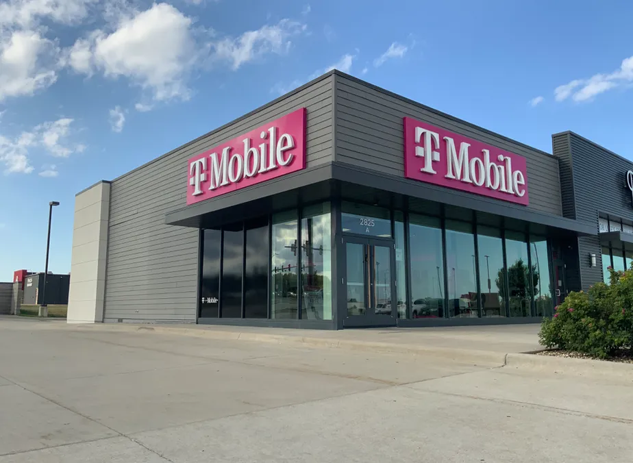  Exterior photo of T-Mobile Store at Crossroads Blvd & Penneys St, Waterloo, IA 