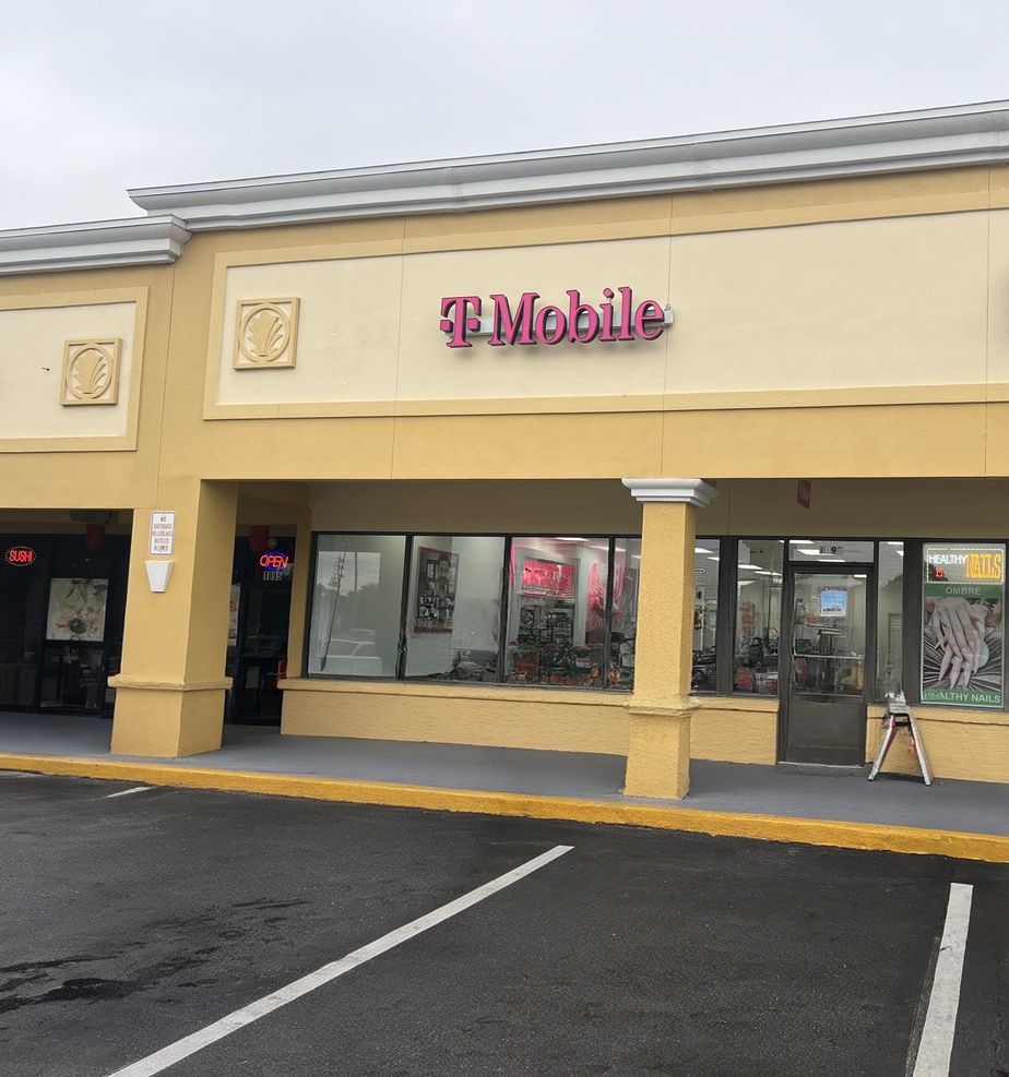 Exterior photo of T-Mobile Store at Victoria Plaza, Apopka, FL