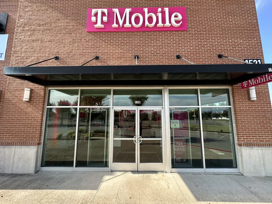 Foto del exterior de la tienda T-Mobile en Hwy 380 & Graves, Mckinney, TX