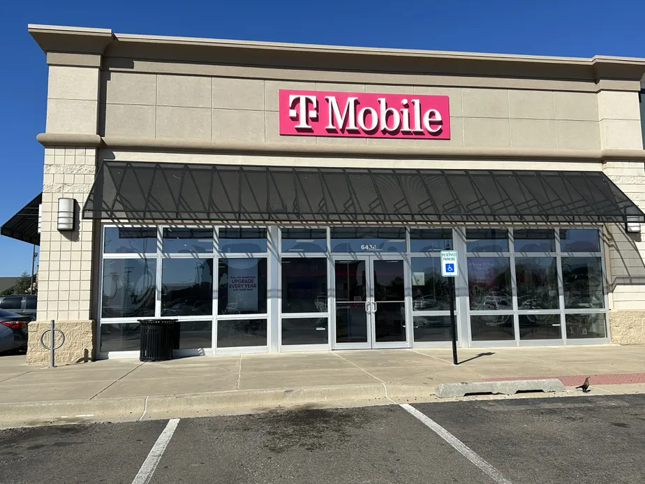 Foto del exterior de la tienda T-Mobile en Westgate Marketplace, Oklahoma City, OK