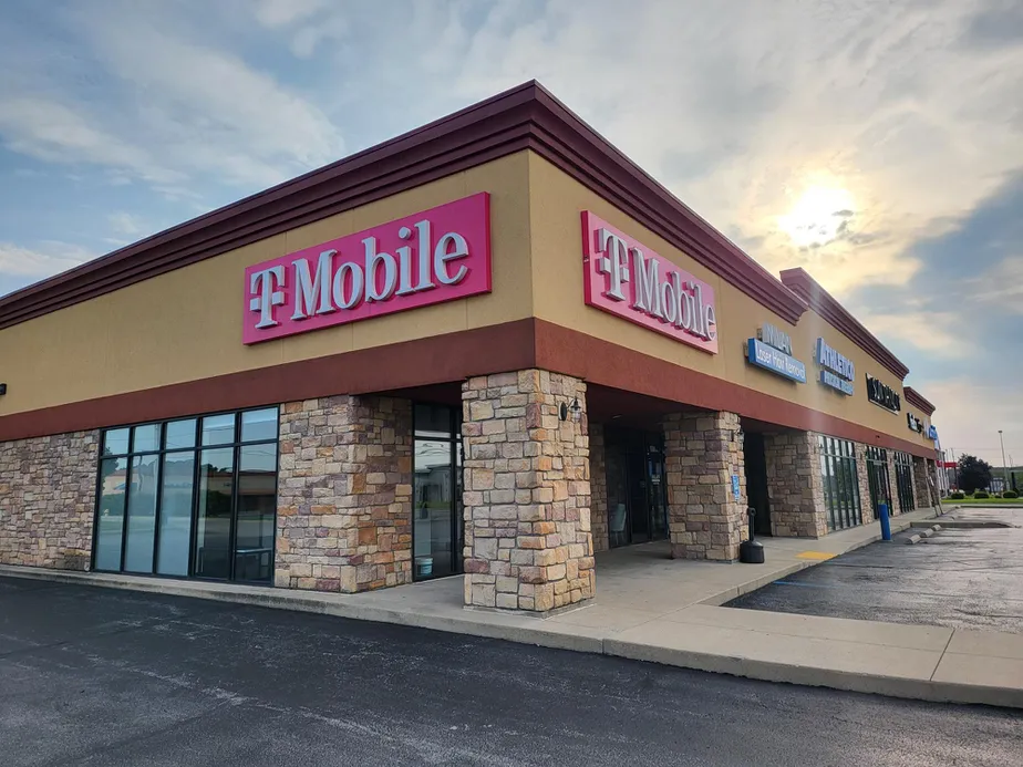  Exterior photo of T-Mobile Store at Illinois Rd Fort Wayne, Fort Wayne, IN 