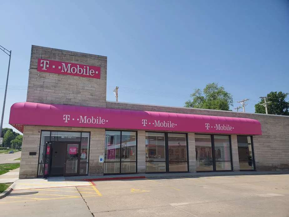 Exterior photo of T-Mobile store at 48th St & O St, Lincoln, NE