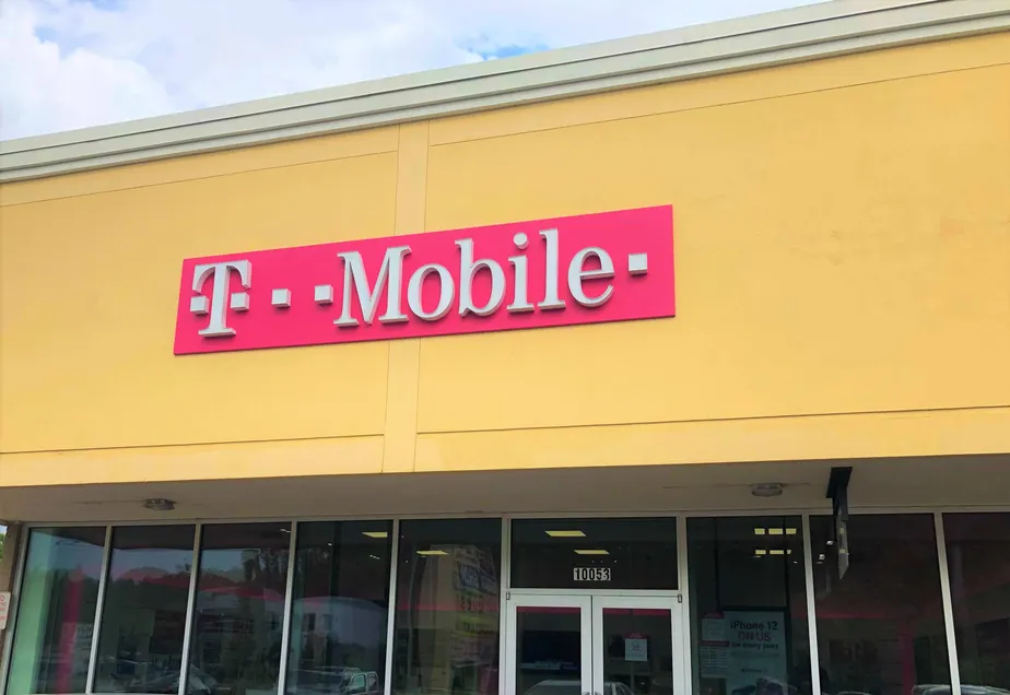 Exterior photo of T-Mobile store at N Dale Mabry Highway & Lake Carroll Way, Tampa, FL