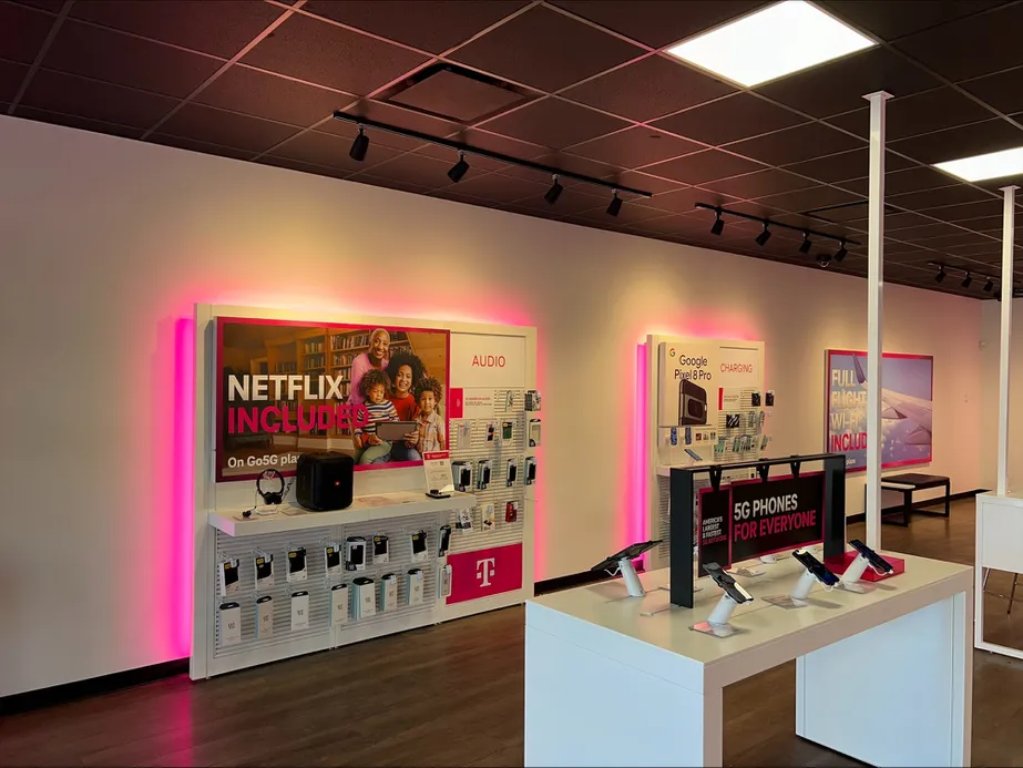  Interior photo of T-Mobile Store at Broadway Blvd & Valentine Rd, Kansas City, MO 
