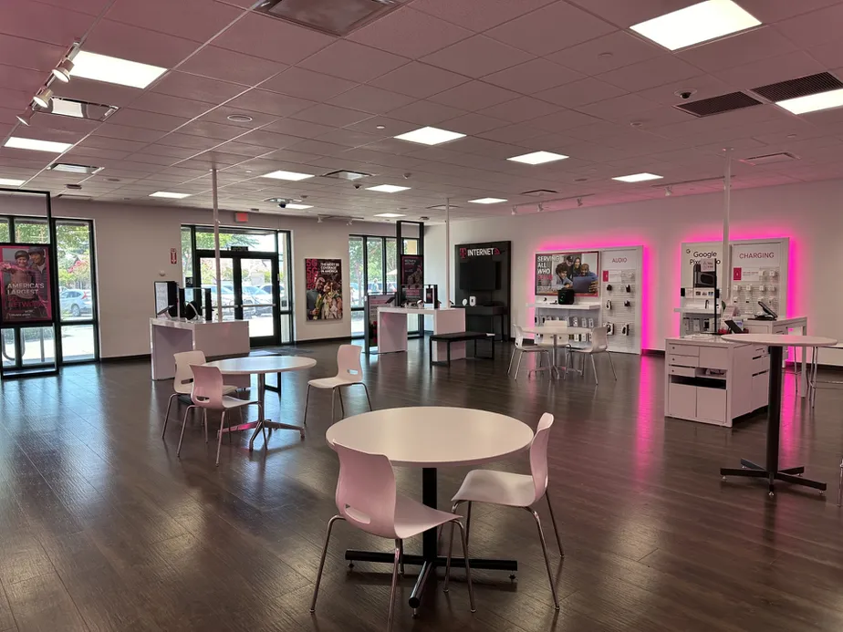 Foto del interior de la tienda T-Mobile en Gateway Courtyard, Fairfield, CA