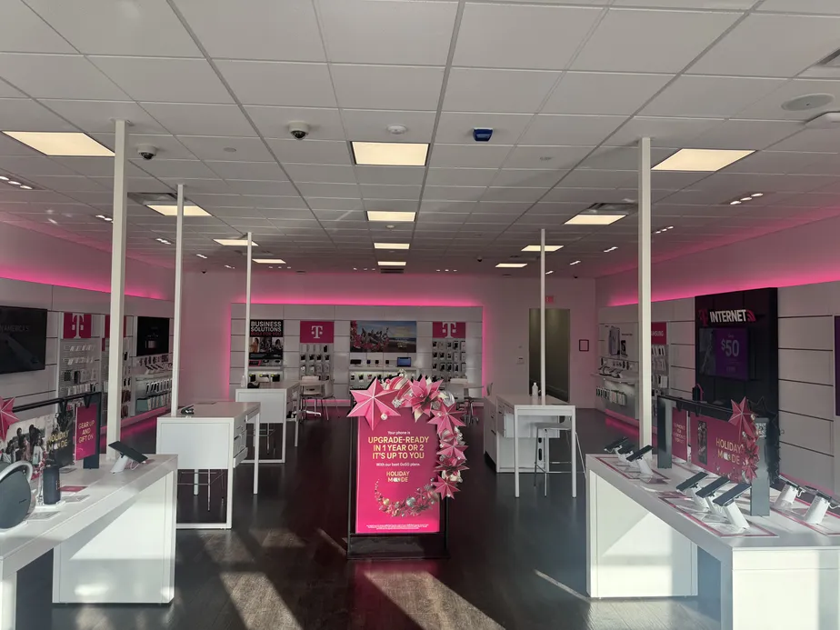 Foto del interior de la tienda T-Mobile en 124th & Dodge, Omaha, NE
