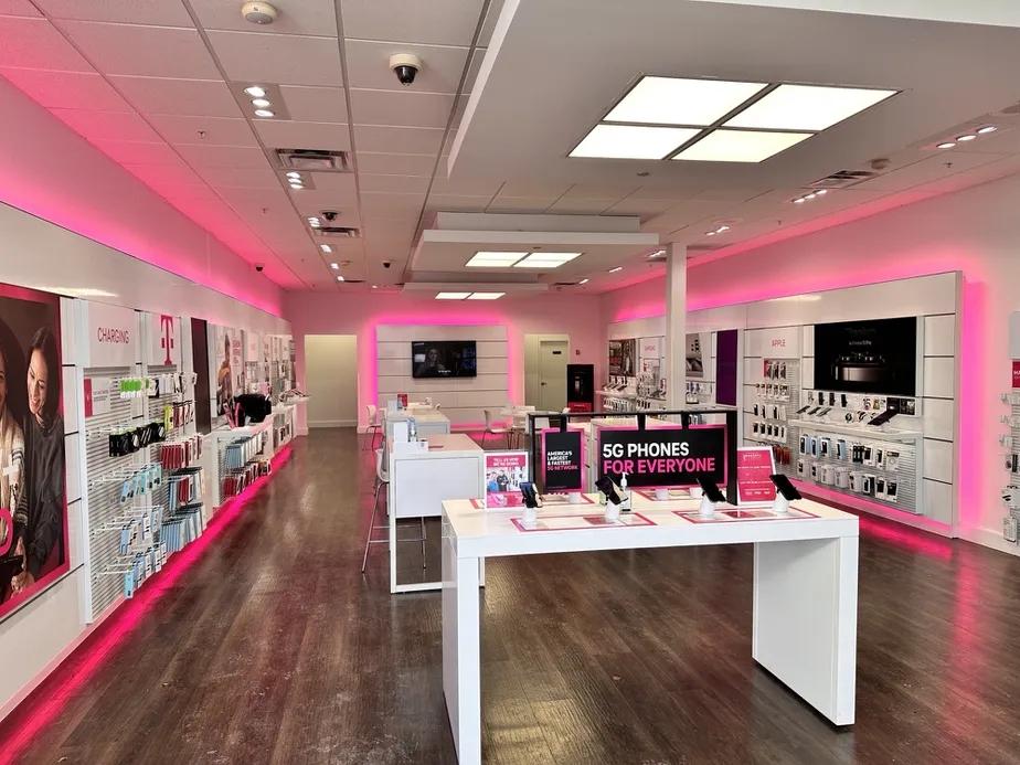 Foto del interior de la tienda T-Mobile en Greenwood Park Mall, Greenwood, IN