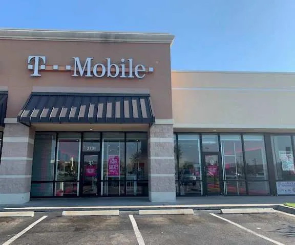 Exterior photo of T-Mobile store at Us 19 & Park Blvd, Pinellas Park, FL